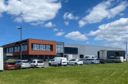 Bâtiment logistique / industriel avec pont roulant